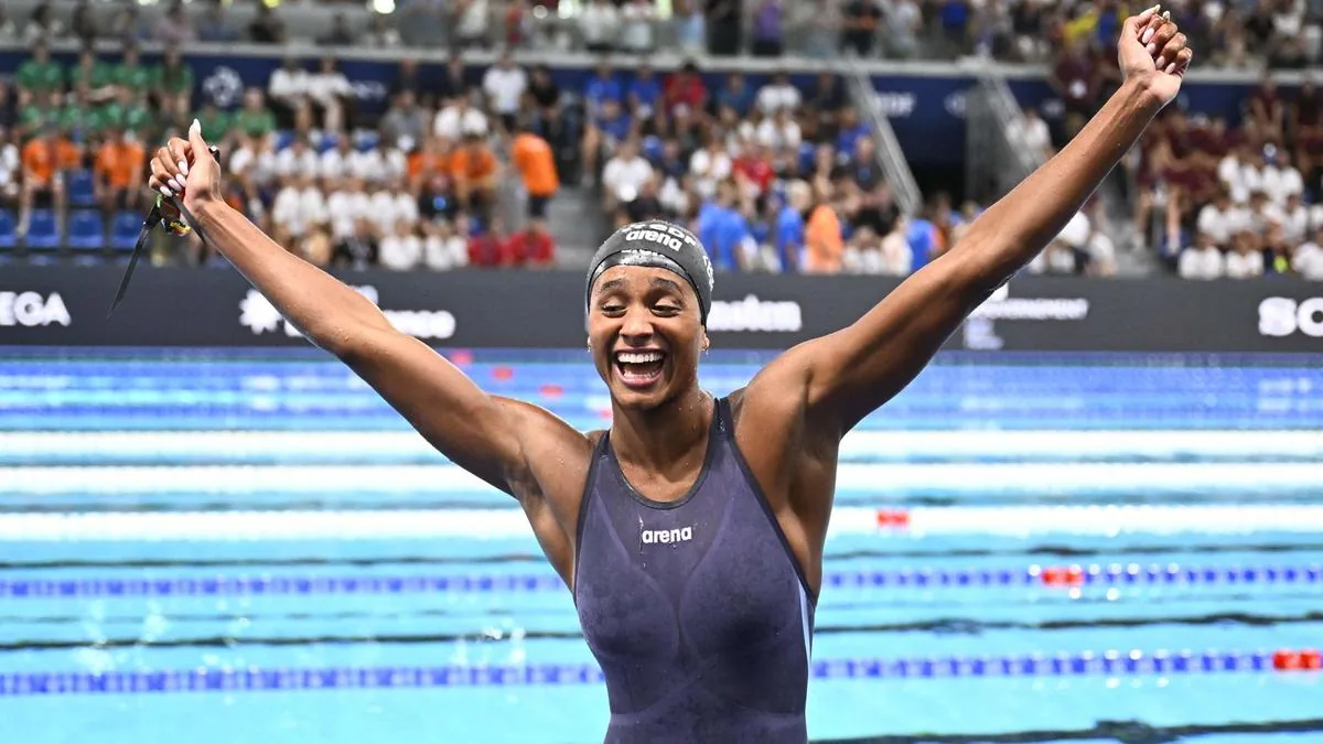 Oro e record del mondo nei 50 dorso, Sara Curtis è nella storia: "Ho fatto un'altra follia. E mia mamma..." - La Gazzetta dello Sport